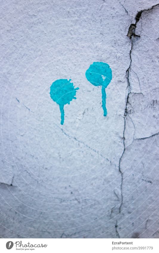 gewisse Traurigkeit Fassade Mauer Wand Riss Putz Farbe Punkt Graffiti Farbverlauf blau weiß grau defekt kaputt alt Verfall Strukturen & Formen abstrakt