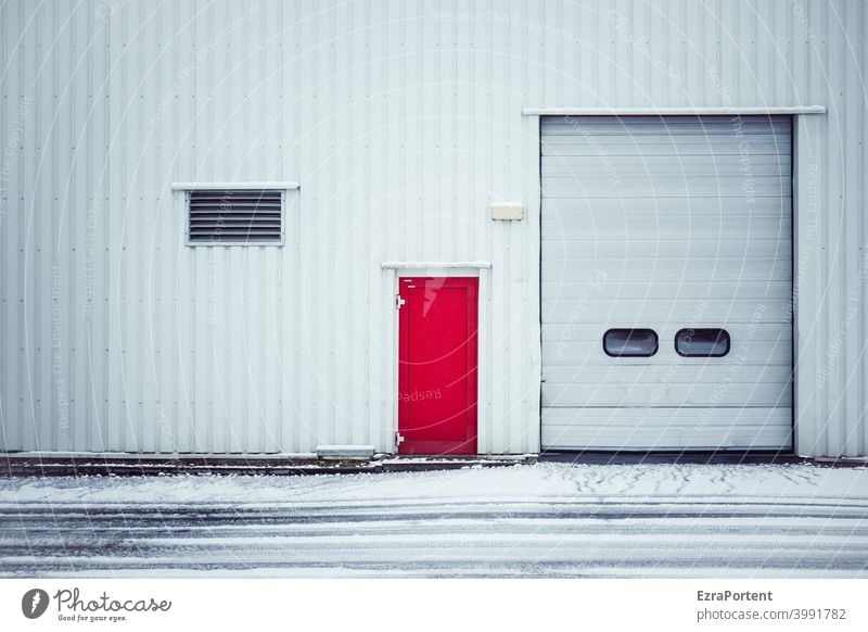 diese rote Tür Fassade Tor Winter Schnee Straße weiß Lüftung Lüftungsschlitz Garage Einfahrt Wellblech Eingang auffällig Garagentor geschlossen Gebäude trist