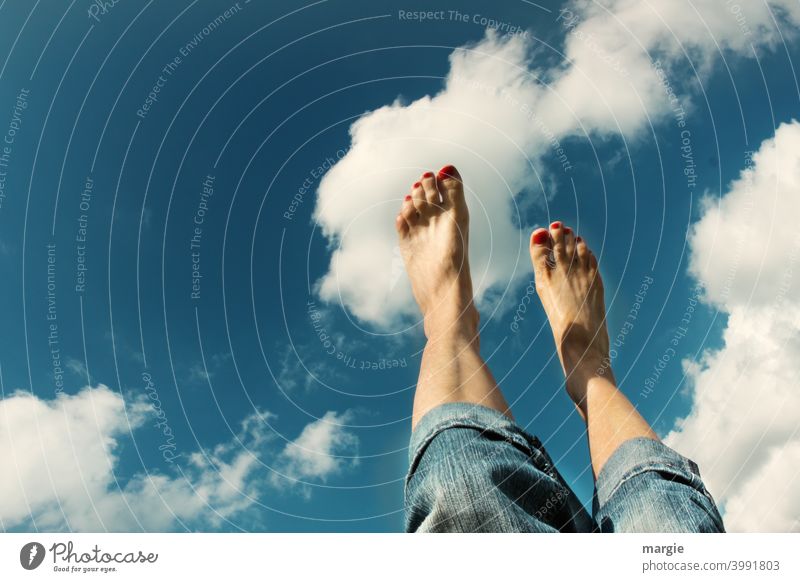 Wie auf Wolken gehen!  Füße zeigen zum Himmel Füße hoch Beine Barfuß Frau Zehen Sommer Außenaufnahme Nagellack Mensch feminin Frauenfuß Haut barfüßig Fuß