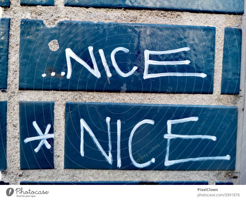 Graffiti, Nett ist immer gut blau Wand Farbfoto Schriftzeichen Straßenkunst Jugendkultur Wort Schmiererei Buchstaben Subkultur trashig