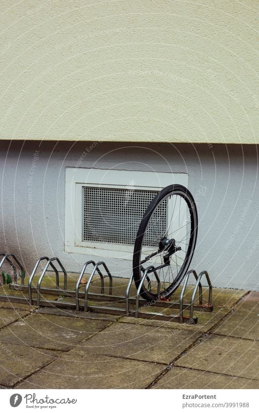 sicher Fahrrad Rad Sicherheit abgeschlossen Fahrradständer Diebstahl Verkehr verlust Schloss fahrradschloss Wand Fenster Fassade Sicherung