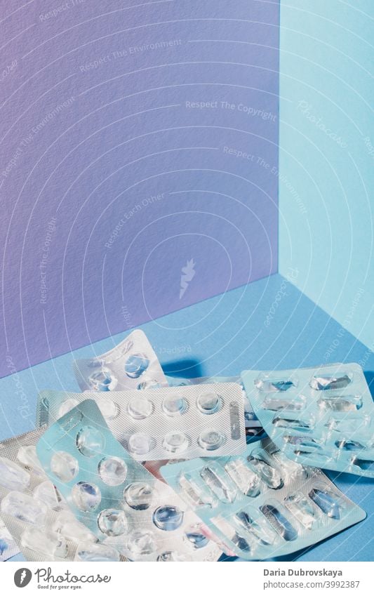 Leere Verpackung von Pillen auf blauem Hintergrund Medizin Medikament Gesundheit Therapie Krankheit Blister blanko Kapsel Behandlung Apotheke Nahaufnahme