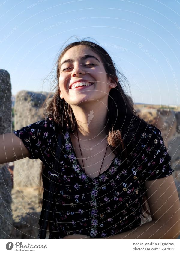 Mädchen lächelnd und lachend Gesundheit Leben Frau im Freien träumen Sommer Kaukasier Freude Person Himmel Natur sich[Akk] entspannen Teenager Lifestyle hübsch