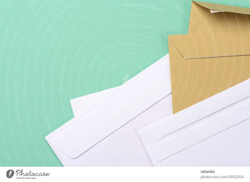 leere weißes Papier braun und weiß Umschläge auf einem grünen Hintergrund Kuvert Brief blanko Nachricht Büro Beitrag Postkarte Schriftstück Porto