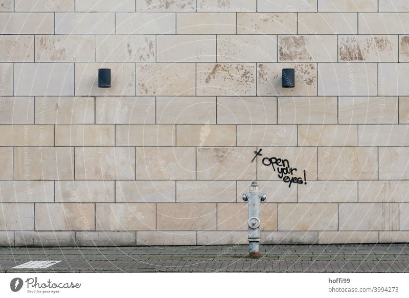 Augen auf / open your eyes - Spruch an der Wand augen auf Hydrant Typographie Straßenkunst Schriftzeichen Wörter Graffiti mahnung aufpassen Achtsamkeit