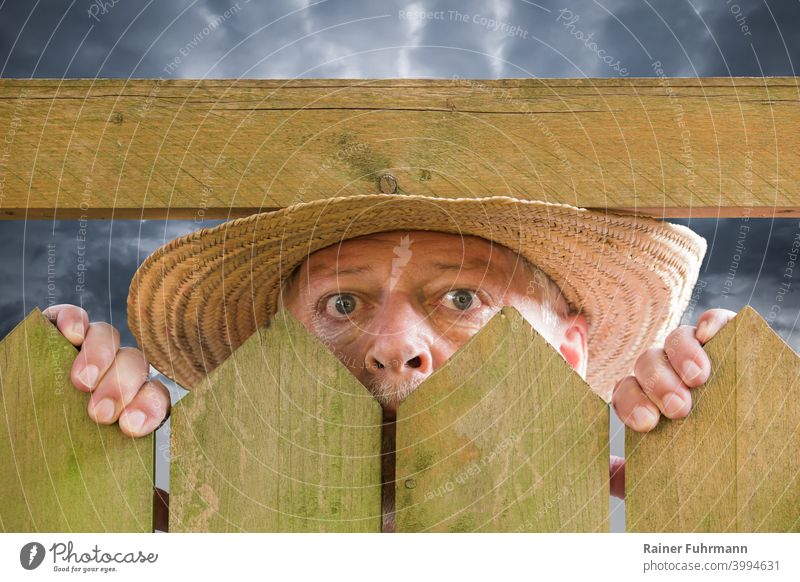 Ein neugieriger Mann schaut über einen Gartenzaun. Er trägt einen Strohhut. Im Hintergrund sind Gewitterwolken zu sehen. Nachbar Neugier spionieren Stalker