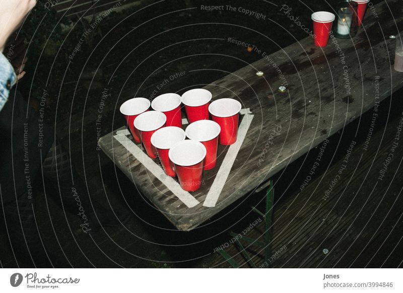 Bier-Pong Spiel im Freien - ein lizenzfreies Stock Foto von Photocase