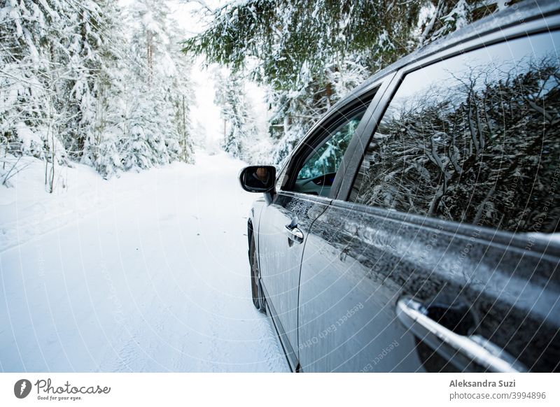 Auto komplett mit Schnee bedeckt - ein lizenzfreies Stock Foto von