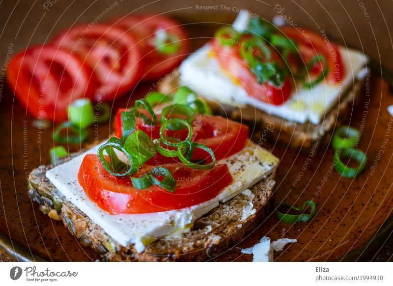 Gesunde Brotzeit und Snack: Vollkornbrot mit Feta, Tomaten und Frühlingszwiebeln Vegetarische Ernährung Essen frisch lecker vegetarisch Stullen Brotscheibe