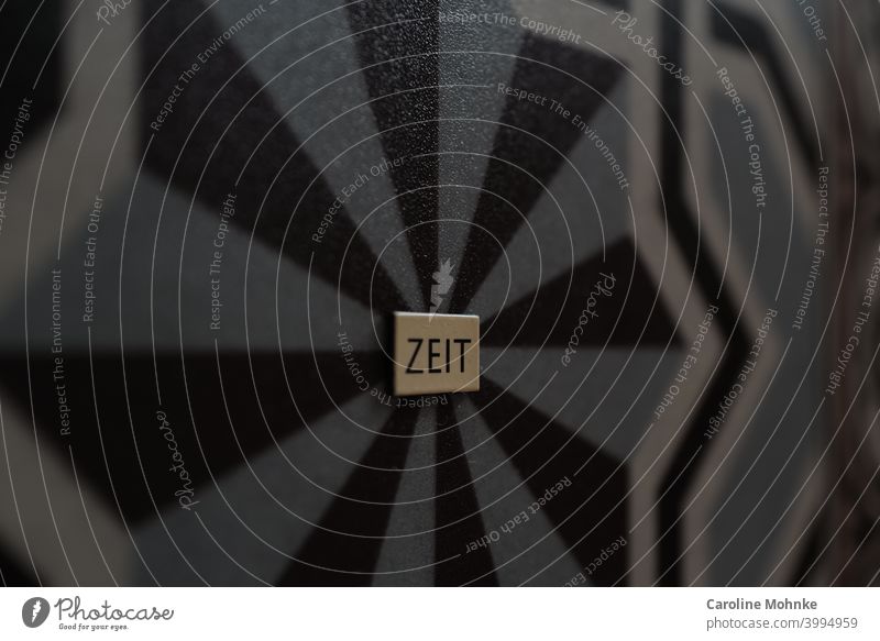 Das Wort ZEIT auf geometrischem Hintergrund Zeit Zahn der Zeit Typographie Detailaufnahme Großbuchstabe Schilder & Markierungen Vergänglichkeit retro