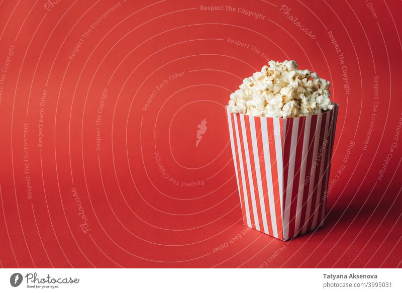 Gestreifte Schachtel mit Popcorn Amuse-Gueule Hintergrund Tasche groß Kasten Eimer Karton Kino klassisch schließen Container Mais knackig geschnitten lecker
