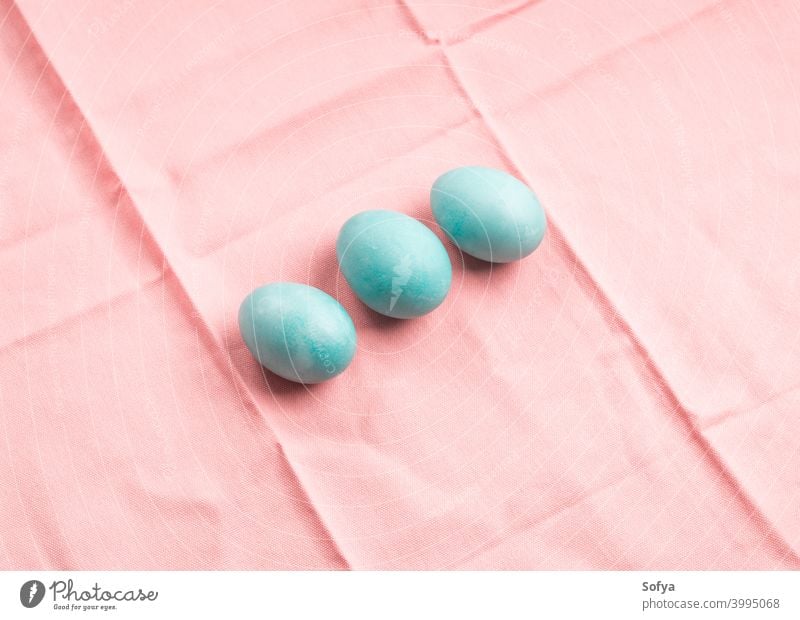 Blaue Ostern Henne Eier auf Pastell rosa Hintergrund blau Frühling Glück Serviette Textil Muster April Farbe Feiertag altehrwürdig sehr wenige Lebensmittel