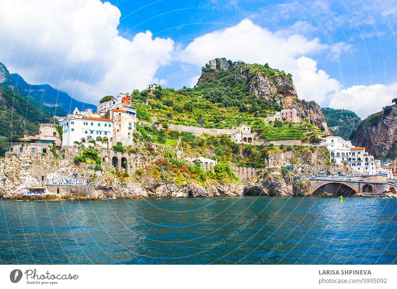 Panoramablick, Luftsilhouette von kleinen Hafen von Amalfi Dorf mit winzigen Strand und bunten Häusern auf Felsen gelegen. Gipfel der Berge an der Amalfiküste, Salerno, Kampanien, Italien