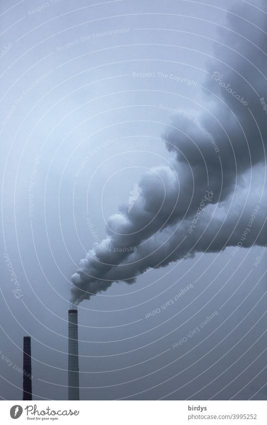 Rauchender Industrieschornstein.  Industrieschlot mit Rauchfahne industrieschornstein Luftverschmutzung Klimawandel CO2-Ausstoß Abgas Kohlendioxid