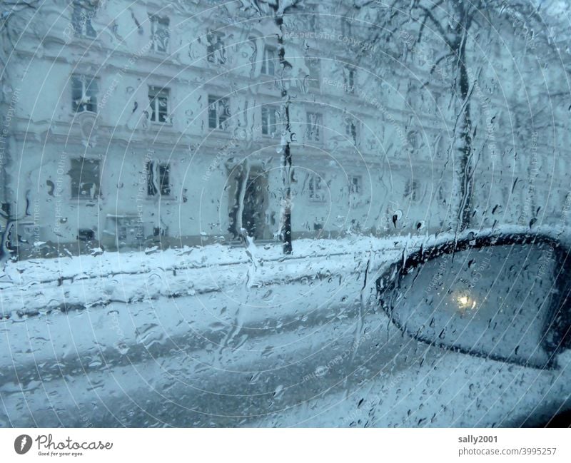 Winter in der Stadt... Wintereinbruch Verkehr Rückspiegel Auto Außenspiegel Straßenverkehr Schnee nass Wetter schlechtes Wetter Sichtbehinderung Autofahren