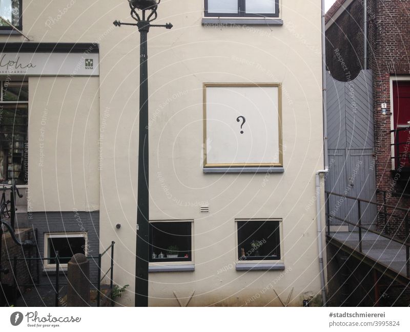 Fensterlos Fassade Fragezeichen Wand Außenaufnahme ? Schriftzeichen Tag Kommunizieren Menschenleer Farbfoto Fragen Neugier Zeichen
