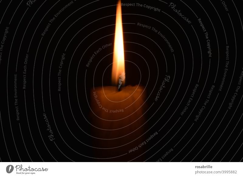 Illusion | Kerzenflamme Flamme Schein hell erhellen leuchten Licht Feuer Dunkelheit dunkel Doppelbelichtung beleuchten brennen verbrennen Wachs Advent Wache