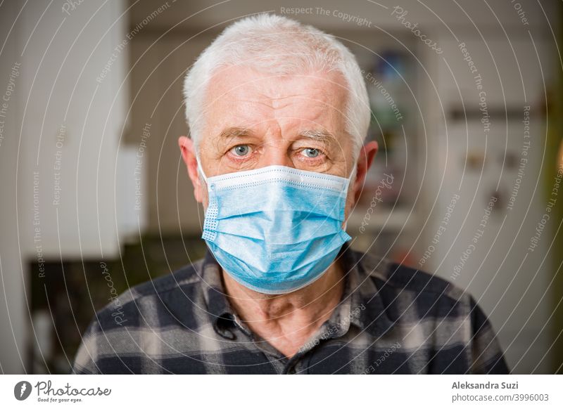 Älterer Mann mit Schutzmaske, der während der Pandemieabriegelung zu Hause bleibt. Erwachsener gealtert Unterstützung Atmung Pflege Coronavirus covid-19