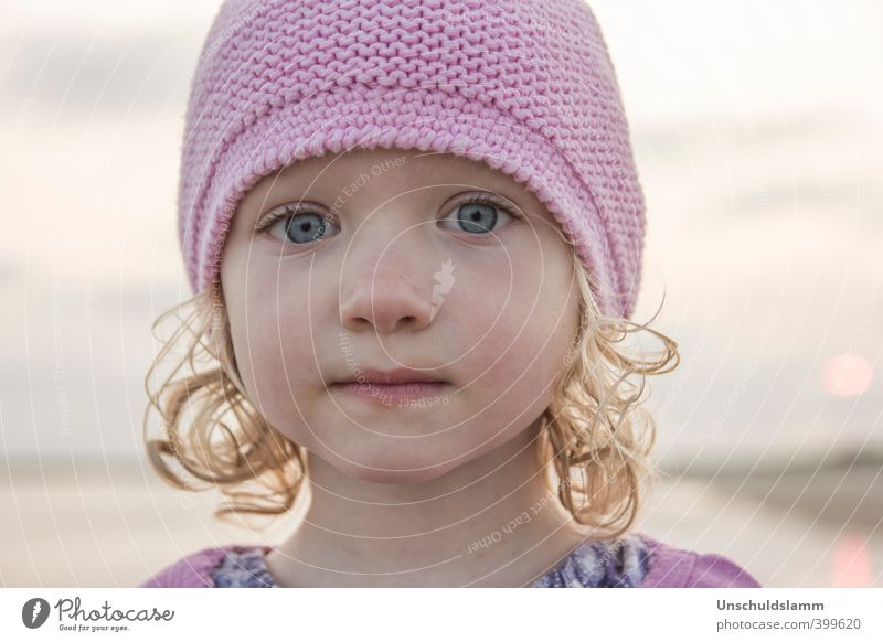 rosa Kind Mädchen Gesicht 1 Mensch 3-8 Jahre Kindheit Himmel Sommer Mütze Wollmütze blond Locken ästhetisch nah natürlich niedlich schön Gefühle Stimmung