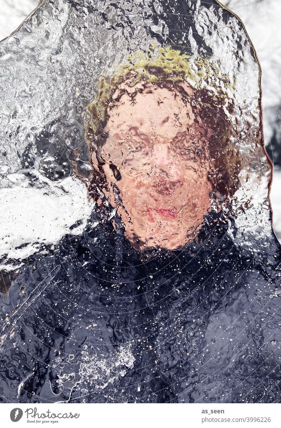 Frau blickt durch Eisscholle Durchblick verschwommen Auge Gesicht Mensch Erwachsene 1 feminin Blick durchsichtig Blick in die Kamera Kopf Tag Farbfoto Winter