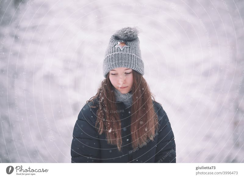 Porträt eines Teenager Mädchens im Winter, traurig, allein, hoffnungslos Frau Liebe Zukunft Pubertät Junge Frau 1 Jugendliche Mensch 13-18 Jahre langhaarig