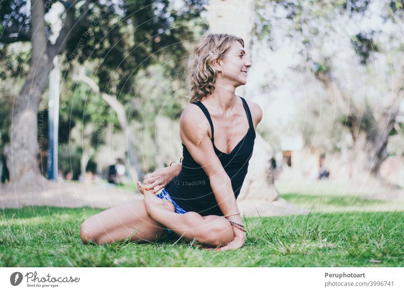Hübsche Frau, die Yoga-Übungen im Park macht. Pose Gleichgewicht Gesundheit Sport Mädchen Menschen Körper Morgen sich[Akk] entspannen Lifestyle schön Pflege