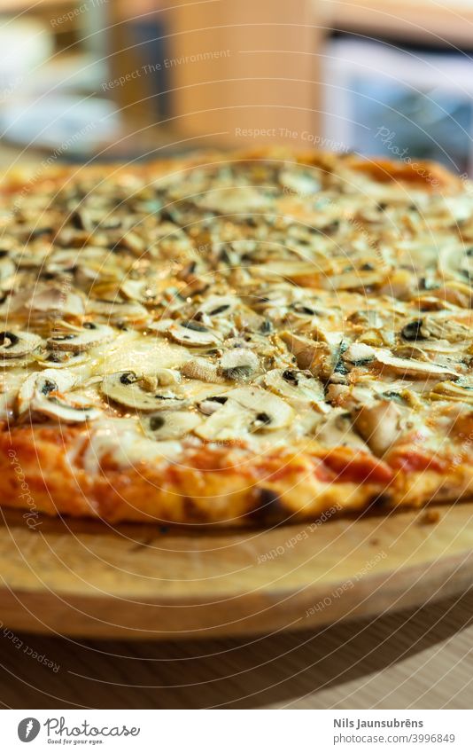 italienische Pizza mit Holzplatte auf Bartheke gebacken Theke Cheddar Käse Klassik Nahaufnahme gekocht Abfertigungsschalter Kruste Küche lecker Abendessen