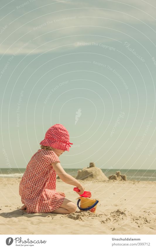 Summertime Freude Spielen Kinderspiel Ferien & Urlaub & Reisen Tourismus Sommer Sommerurlaub Sonne Strand Meer Mädchen Kindheit Leben 3-8 Jahre Sand