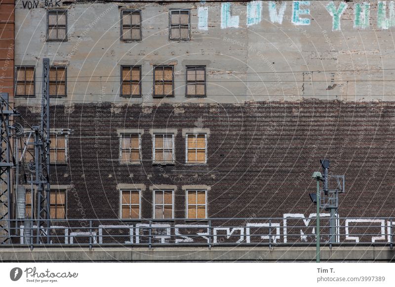 eine Fassade mit zugenagelten Fenstern und Graffiti in Berlin Friedrichshain Hauptstadt Haus Außenaufnahme Gebäude Stadtzentrum Altbau Architektur Tag Bauwerk