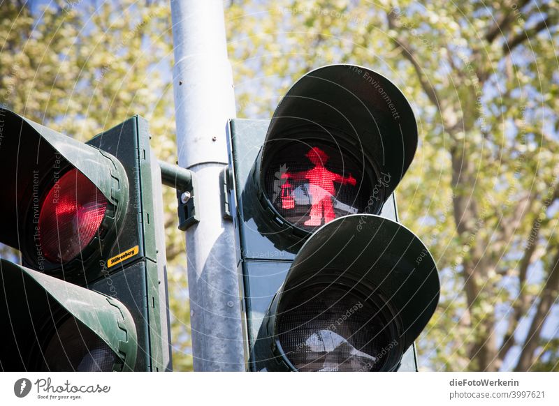 Stehenbleiben - rotes Grubenmännchen auf einer Ampel Bergbau Farben Fotografie Ungesättigt grau Farbfoto Außenaufnahme Tag Menschenleer Verkehr Verkehrszeichen