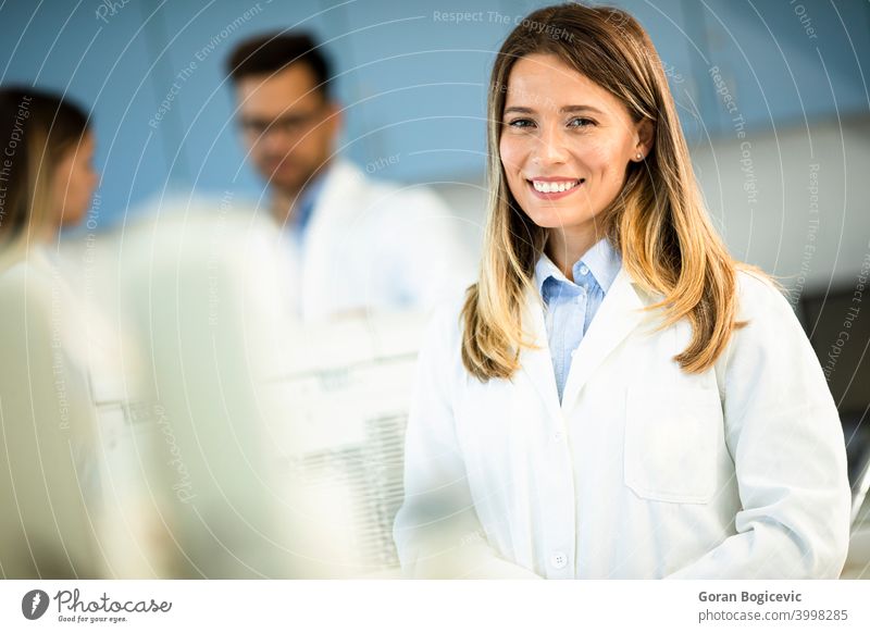 Weibliche Wissenschaftlerin im weißen Laborkittel steht im biomedizinischen Labor Frau forschen professionell Arbeiter Biologie Techniker Mantel Biotechnologie