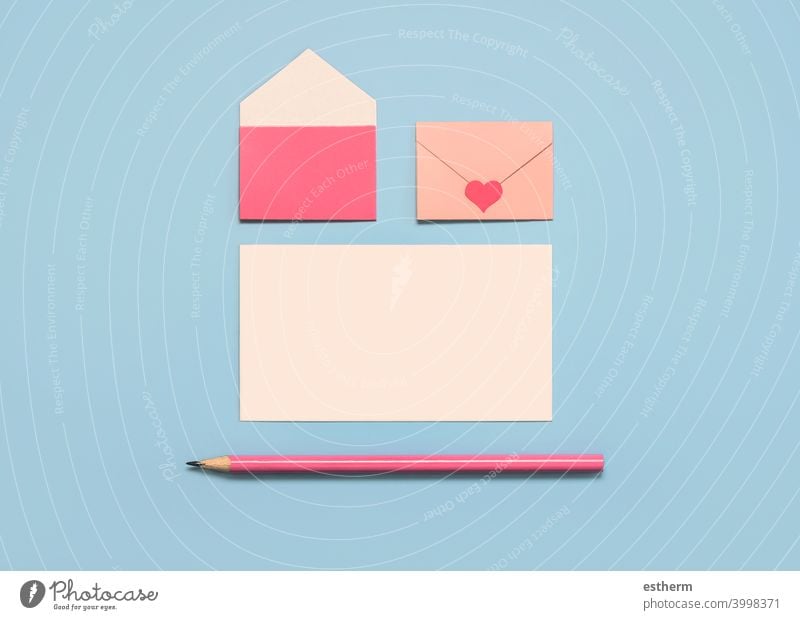 Happy Valentine's Day.Papierumschläge mit weißer Karte und rosa Bleistift Valentinstag Liebe Herz Valentinshintergrund copyspace lieblich Ich liebe dich