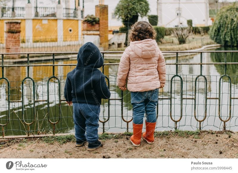 Bruder und Schwester beobachten See Geschwister Brüder Familie & Verwandtschaft Rückansicht unkenntlich authentisch lässig Zusammensein Freundschaft Farbfoto