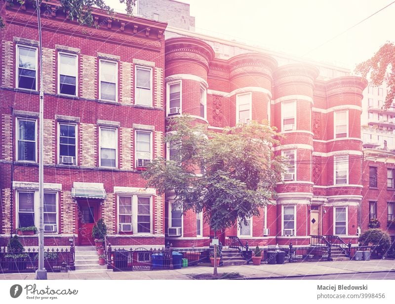 Retro getöntes Bild von Stadthäusern in Brooklyn New York, USA. New York State Stadthaus Straße Großstadt Haus Gebäude Appartement retro altehrwürdig Fenster