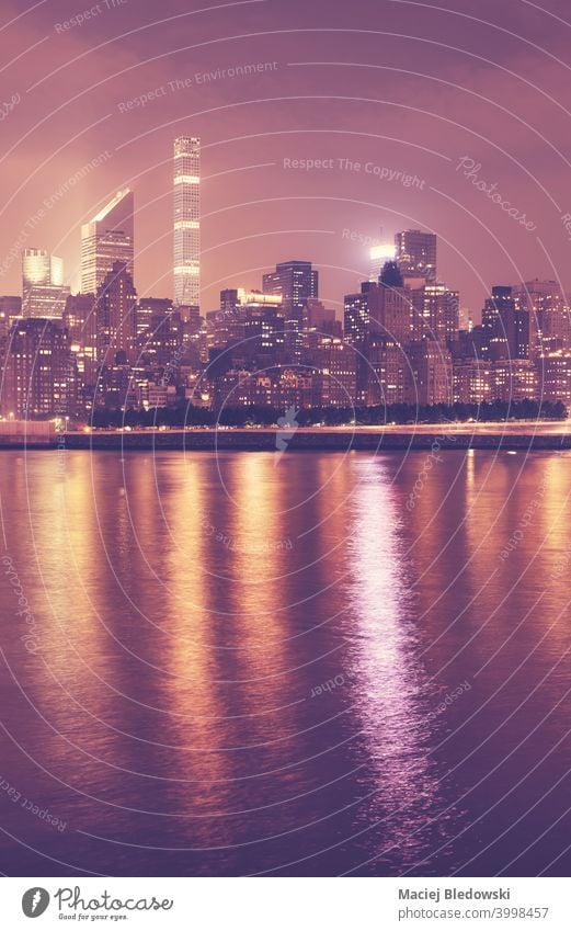 Manhattan-Skyline bei Nacht, Farbtonung angewendet, New York City, USA. New York State Großstadt Wolkenkratzer retro gefiltert Gebäude Büro golden purpur
