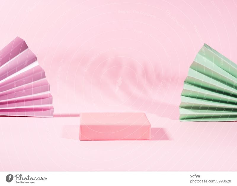 Geometrisches rosafarbenes Standpodest zur Produktpräsentation mit Schatten Anzeige Podium Hintergrund stehen Sockel leer Attrappe Symmetrie Schönheit abstrakt