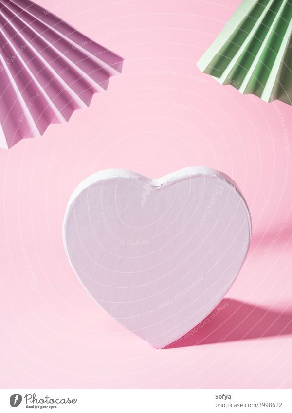Geometrische rosa Hintergrund mit Papier Fans und leere weiße Herzform Liebe Valentinsgruß Tag Text blanko Einladung Geometrie Feiertag Anzeige hell Attrappe