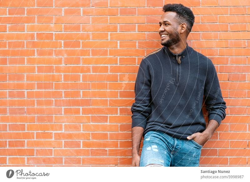 Porträt von Happy of Black Man Vorderansicht schwarz Afro-Look Afroamerikaner eine Person Straße außerhalb Pose Lächeln Spaß Aussehen Blick posierend