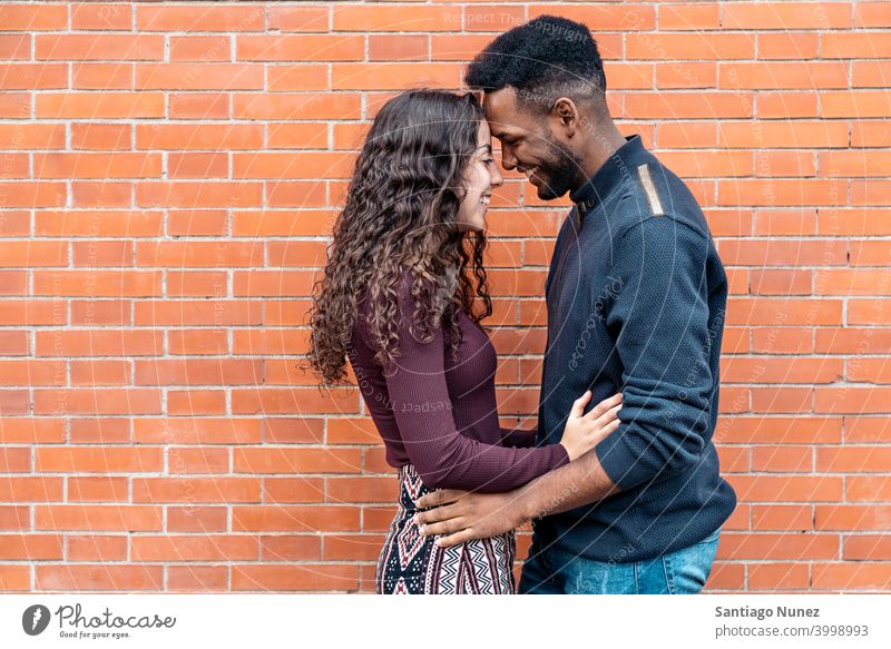 Glückliches Interracial-Paar Küssen Partnerschaft interrassisches Paar schwarz Afro-Look Afroamerikaner Vielfalt multirassisch Schwarzer Mann ethnisch