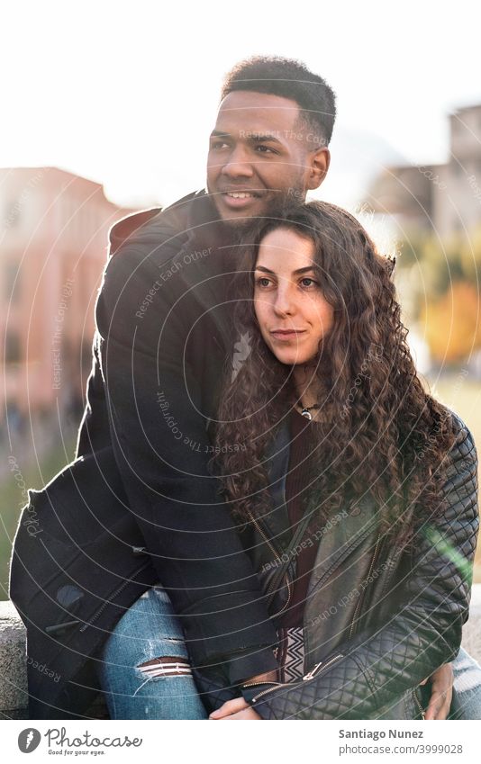 Glückliches Interracial-Paar Partnerschaft interrassisches Paar schwarz Afro-Look Afroamerikaner Vielfalt multirassisch Schwarzer Mann ethnisch multikulturell