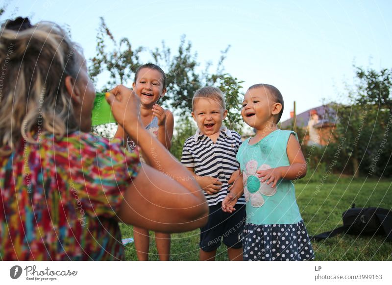drei Kinder, die sich amüsieren, über einen Erwachsenen lachen, sich lustig machen Spaßfaktor lustige Action lustig," Freude Aktion Glück Spielen Spaß haben