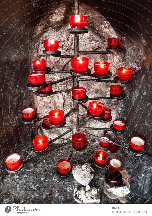 Erwärmender Gedenk-Kerzenbaum in kalter Felsennische Kerzenschein Kerzenaltar Glaube Religion & Glaube beten Trauer Kirche Hoffnung Spiritualität glauben Tod