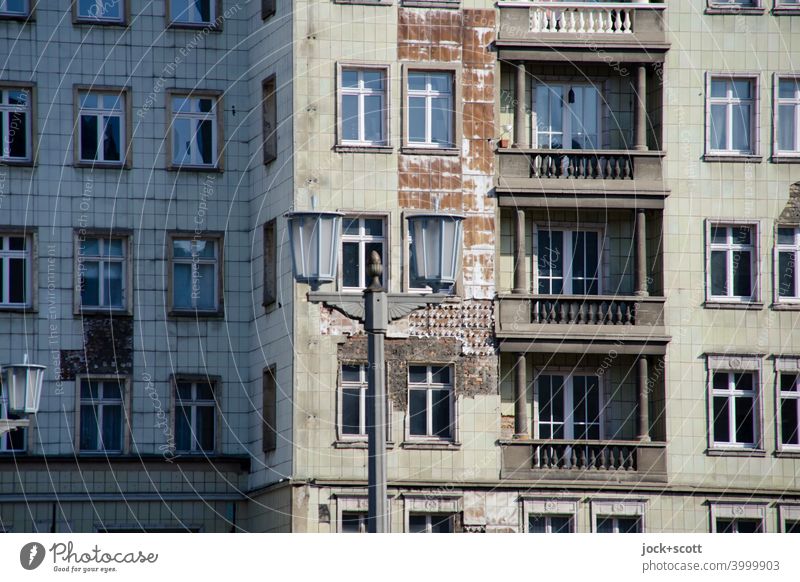 Fassade Karl Marx Friedrichshain Klassizismus alt Balkon Straßenbeleuchtung historisch authentisch Vergangenheit Verfall Ostalgie Zahn der Zeit DDR Schatten