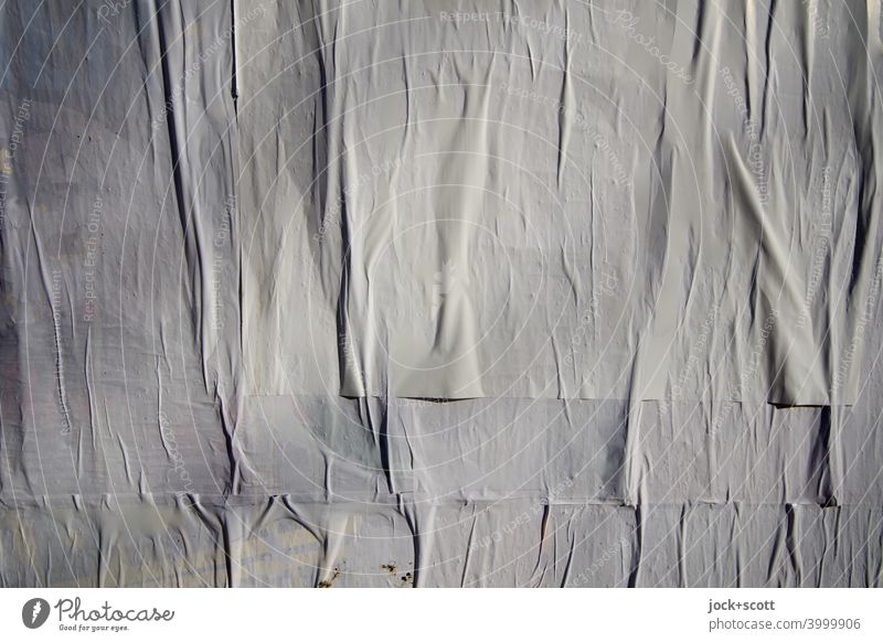 weiße faltige überklebte Plakatwand Falten Oberfläche Schichten einfarbig Hintergrundbild abstrakt Detailaufnahme Strukturen & Formen Oberflächenstruktur