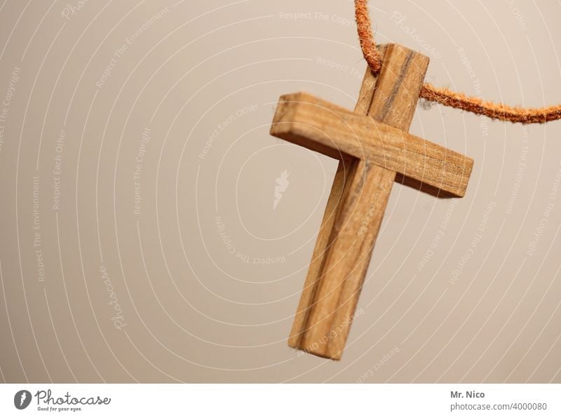Kruzifix aus Holz Kreuz Holzkreuz Kette Glaube Christliches Kreuz Christentum Religion & Glaube Jesus Christus Symbole & Metaphern Katholizismus heilig Gott