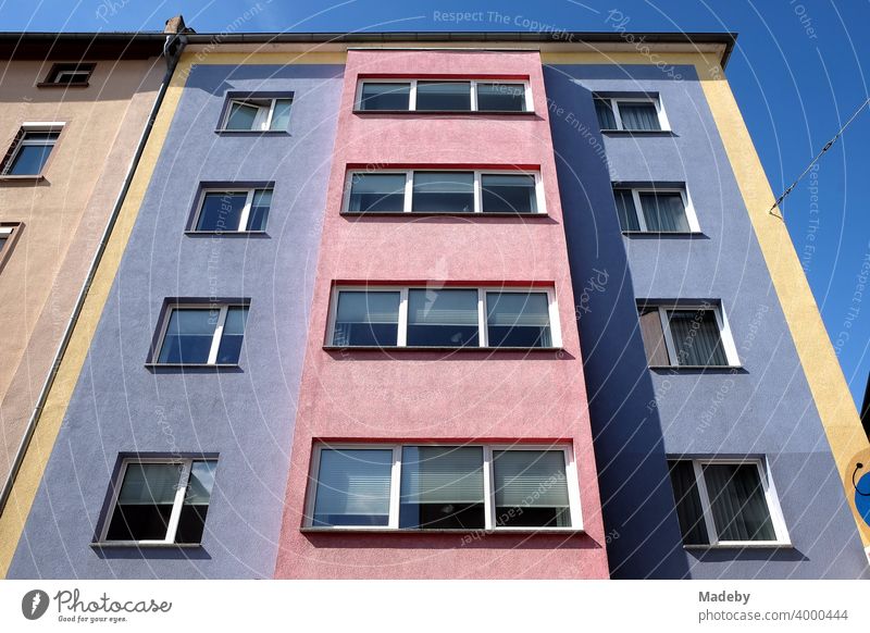 Farbig und kontrastreich gestaltete Fassade im Stil der Fünfzigerjahre vor blauem Himmel bei Sonnenschein im Nordend von Frankfurt am Main in Hessen Wohhaus