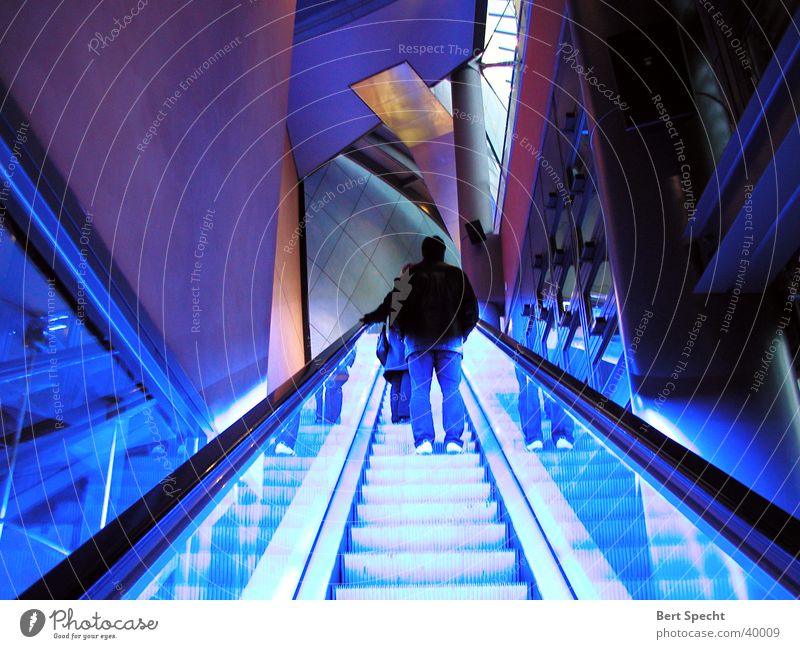 Aufgang Nachtaufnahme Rolltreppe sehr viele Langzeitbelichtung Neonlicht Architektur Berlin