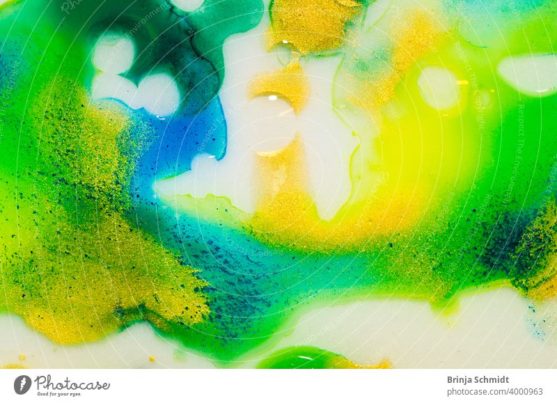 Flüssiger Aquarellfarbverlauf, Marmorierung in grün, blau, gelb und gold mit Blasen und Strukturen translucent indigo pattern liquid fluid bright sparkle wave