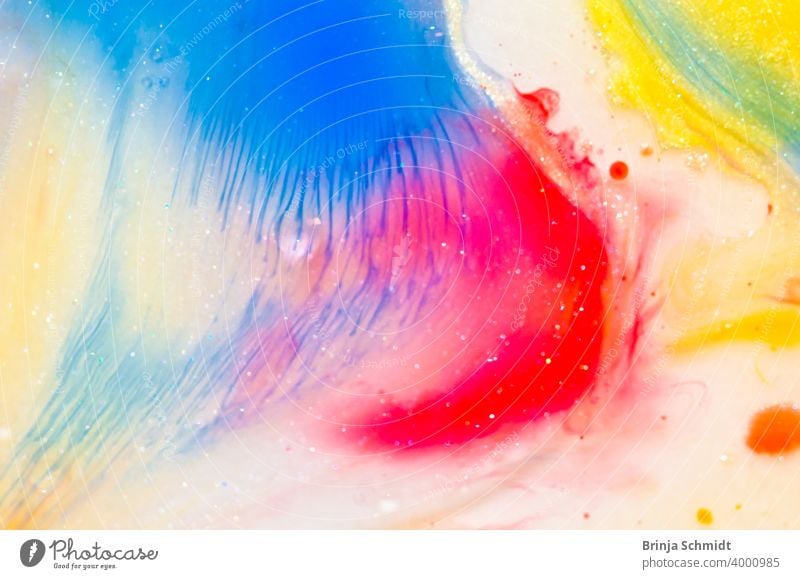 Flüssiger Aquarellfarbverlauf mit Blasen und Strukture in blau, rot, gelb und pink mit gold translucent red pattern liquid fluid bright sparkle wave backdrop