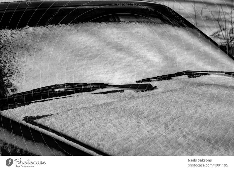 Schnee auf einer Autowindschutzscheibe PKW Straße weiß schwarz Winter Eisenbahn Spiegel Transport Zug abstrakt reisen Fahrrad schwarz auf weiß Schiene Verkehr